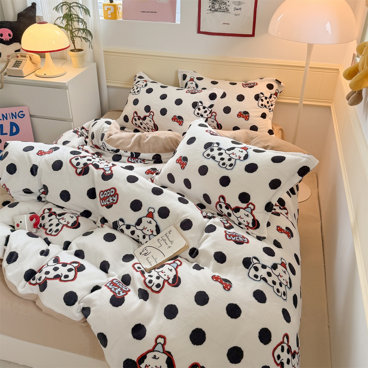 91家纺网 家纺一手货源 找家纺 艾特你 2025新款小清新高克重加厚牛奶绒印花四件套--风格二小窝图 波点小狗