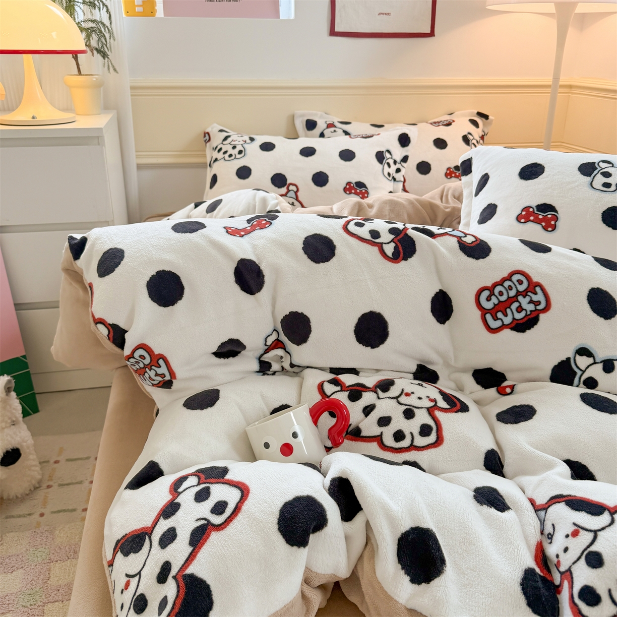 91家纺网 家纺一手货源 找家纺 艾特你 2025新款小清新高克重加厚牛奶绒印花四件套--风格二小窝图 波点小狗