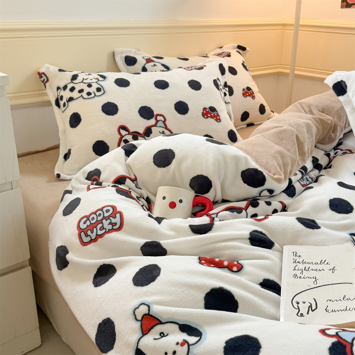 91家纺网 家纺一手货源 找家纺 艾特你 2025新款小清新高克重加厚牛奶绒印花四件套--风格二小窝图 波点小狗