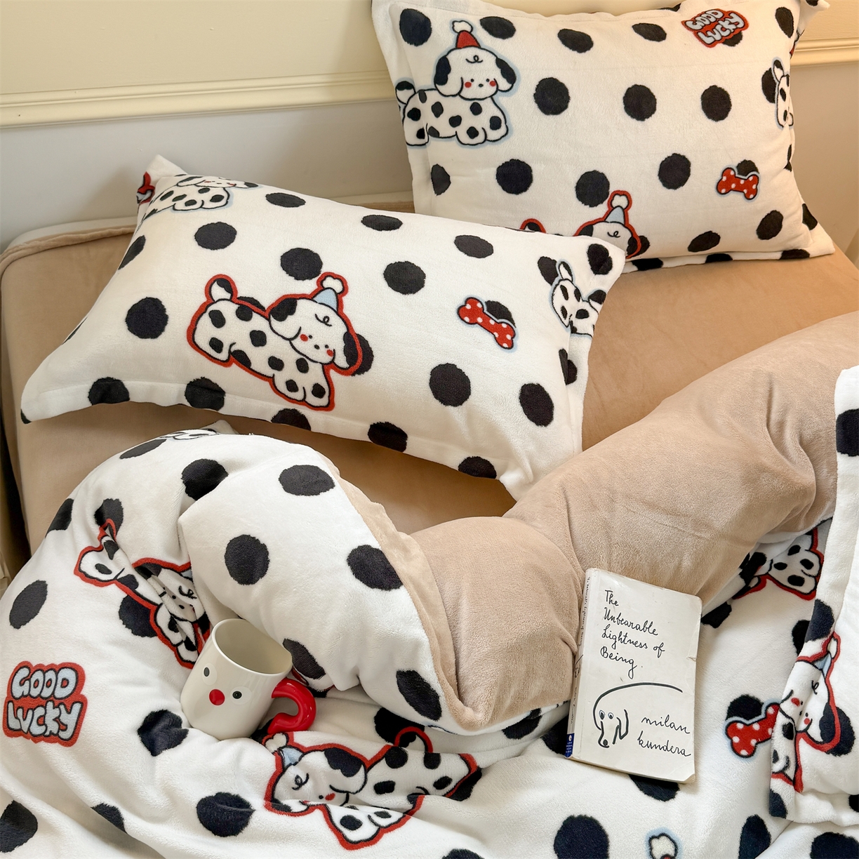 91家纺网 家纺一手货源 找家纺 艾特你 2025新款小清新高克重加厚牛奶绒印花四件套--风格二小窝图 波点小狗