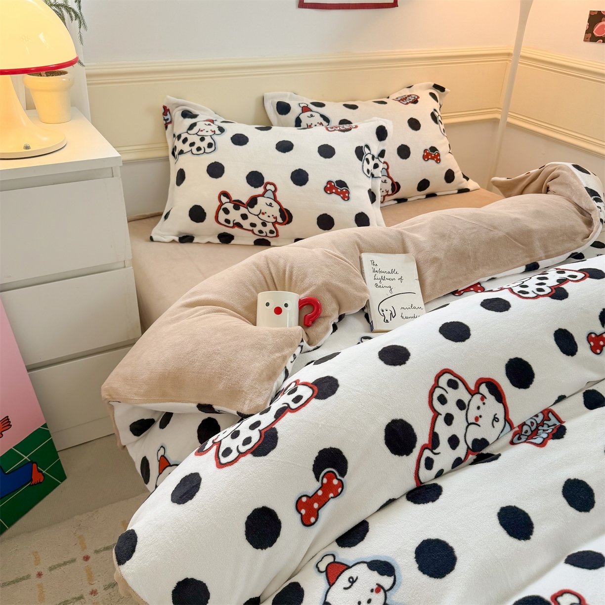 91家纺网 家纺一手货源 找家纺 艾特你 2025新款小清新高克重加厚牛奶绒印花四件套--风格二小窝图 波点小狗