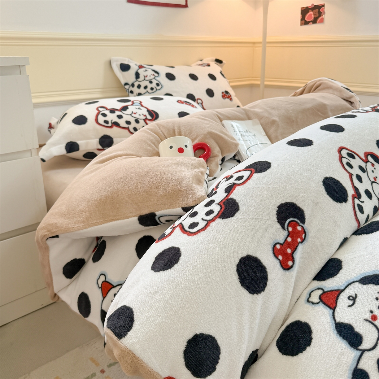 91家纺网 家纺一手货源 找家纺 艾特你 2025新款小清新高克重加厚牛奶绒印花四件套--风格二小窝图 波点小狗