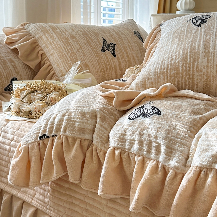 91家纺网 家纺一手货源 找家纺 （总）芷卧 2025新款高克重雕花牛奶绒夹棉床盖款四件套