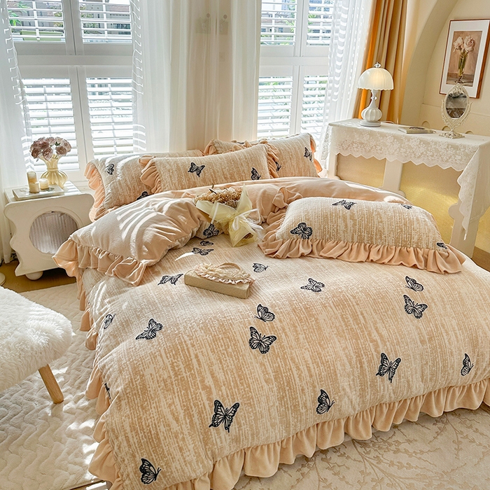 91家纺网 家纺一手货源 找家纺 （总）芷卧 2025新款高克重雕花牛奶绒夹棉床盖款四件套