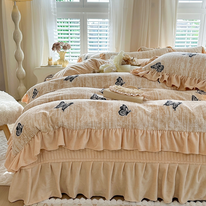 91家纺网 家纺一手货源 找家纺 （总）芷卧 2025新款高克重雕花牛奶绒夹棉床盖款四件套