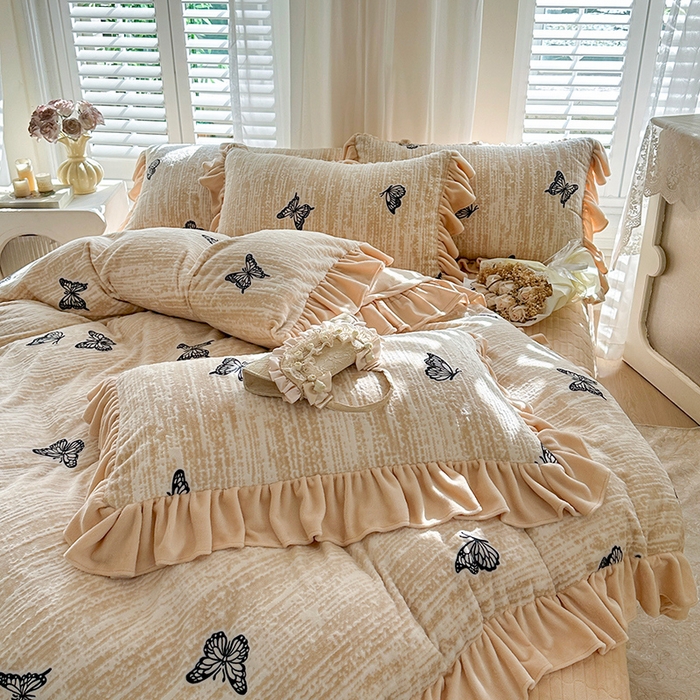 91家纺网 家纺一手货源 找家纺 （总）芷卧 2025新款高克重雕花牛奶绒夹棉床盖款四件套