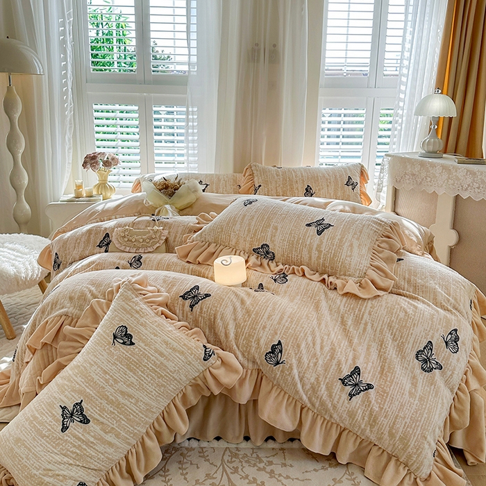 91家纺网 家纺一手货源 找家纺 （总）芷卧 2025新款高克重雕花牛奶绒夹棉床盖款四件套