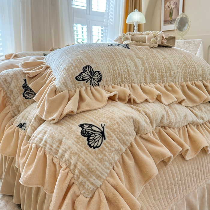 91家纺网 家纺一手货源 找家纺 （总）芷卧 2025新款高克重雕花牛奶绒夹棉床盖款四件套