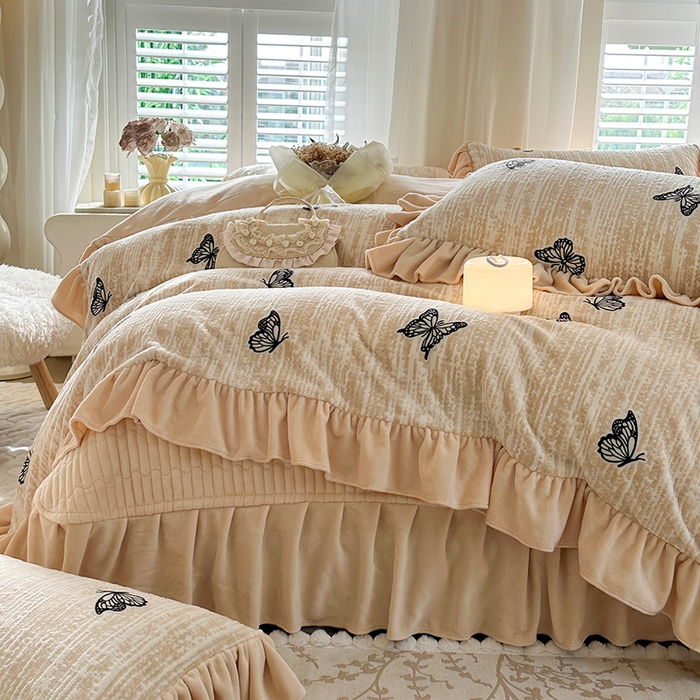 91家纺网 家纺一手货源 找家纺 （总）芷卧 2025新款高克重雕花牛奶绒夹棉床盖款四件套