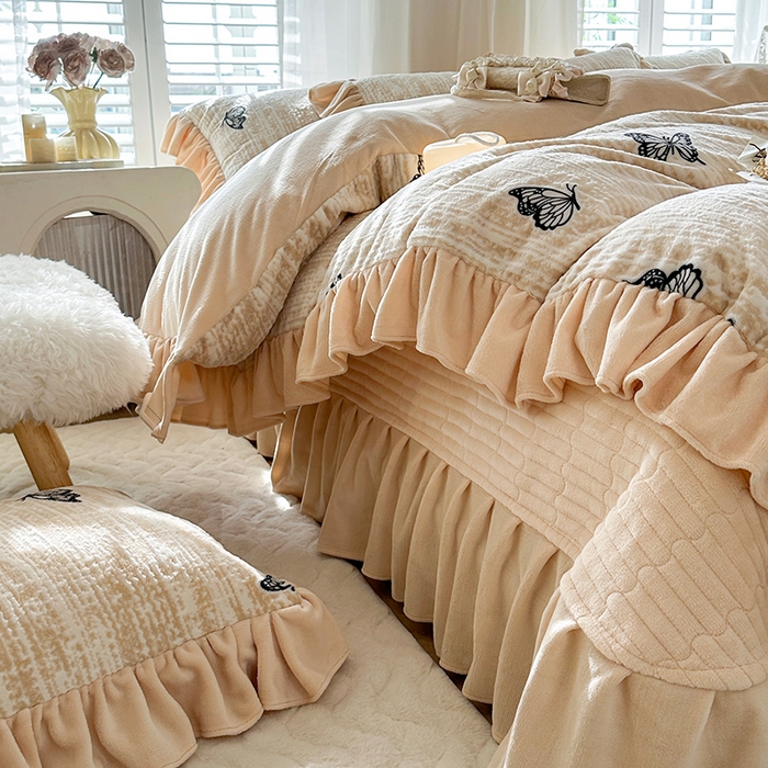 91家纺网 家纺一手货源 找家纺 （总）芷卧 2025新款高克重雕花牛奶绒夹棉床盖款四件套