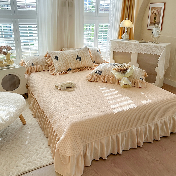 91家纺网 家纺一手货源 找家纺 （总）芷卧 2025新款高克重雕花牛奶绒夹棉床盖款四件套