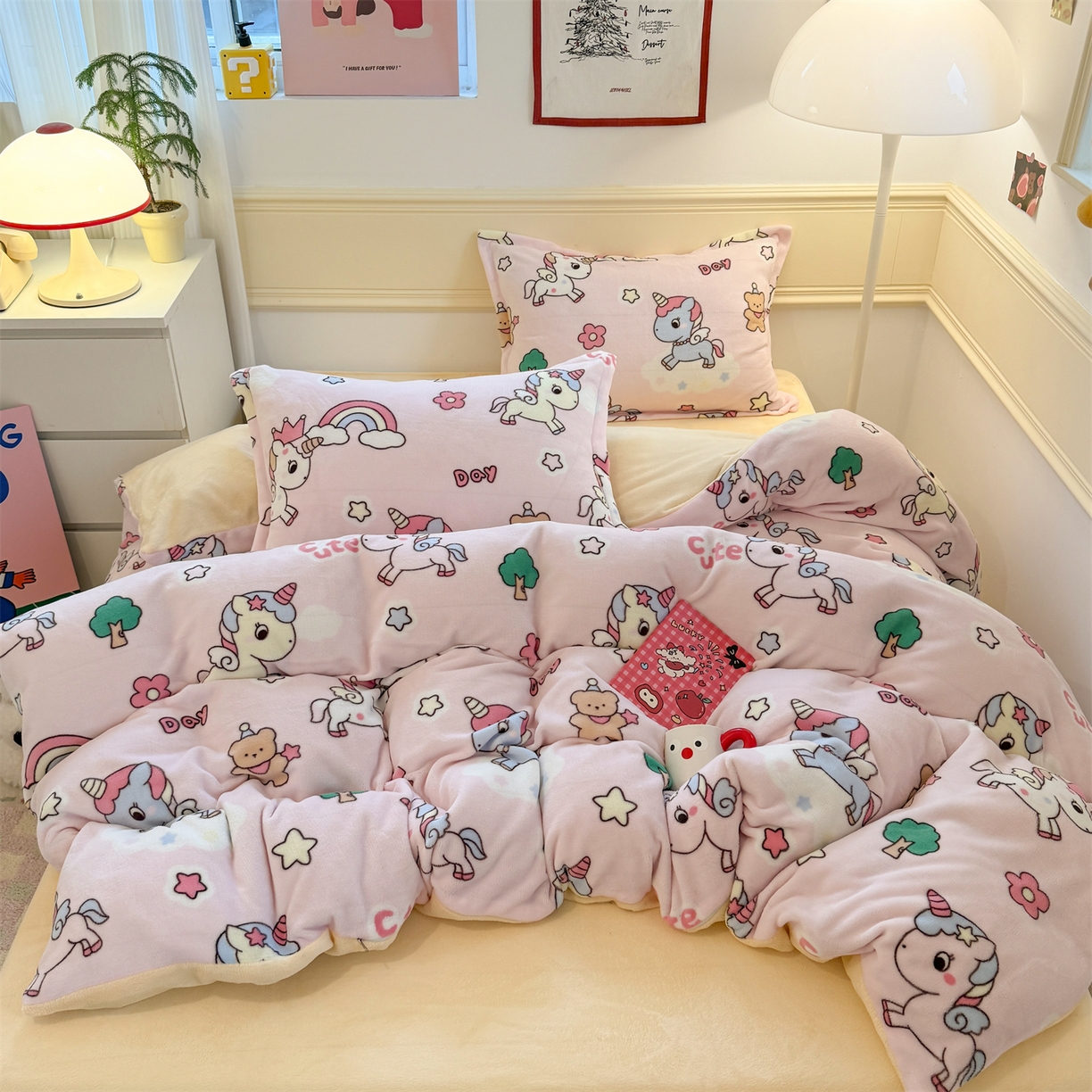 91家纺网 家纺一手货源 找家纺 艾特你 2025新款小清新高克重加厚牛奶绒印花四件套--风格二小窝图 彩虹宝丽