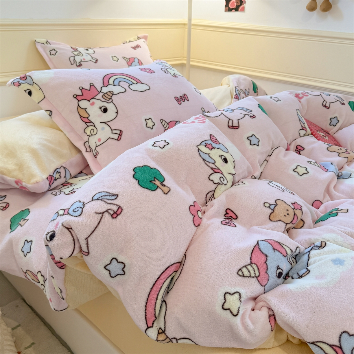 91家纺网 家纺一手货源 找家纺 艾特你 2025新款小清新高克重加厚牛奶绒印花四件套--风格二小窝图 彩虹宝丽