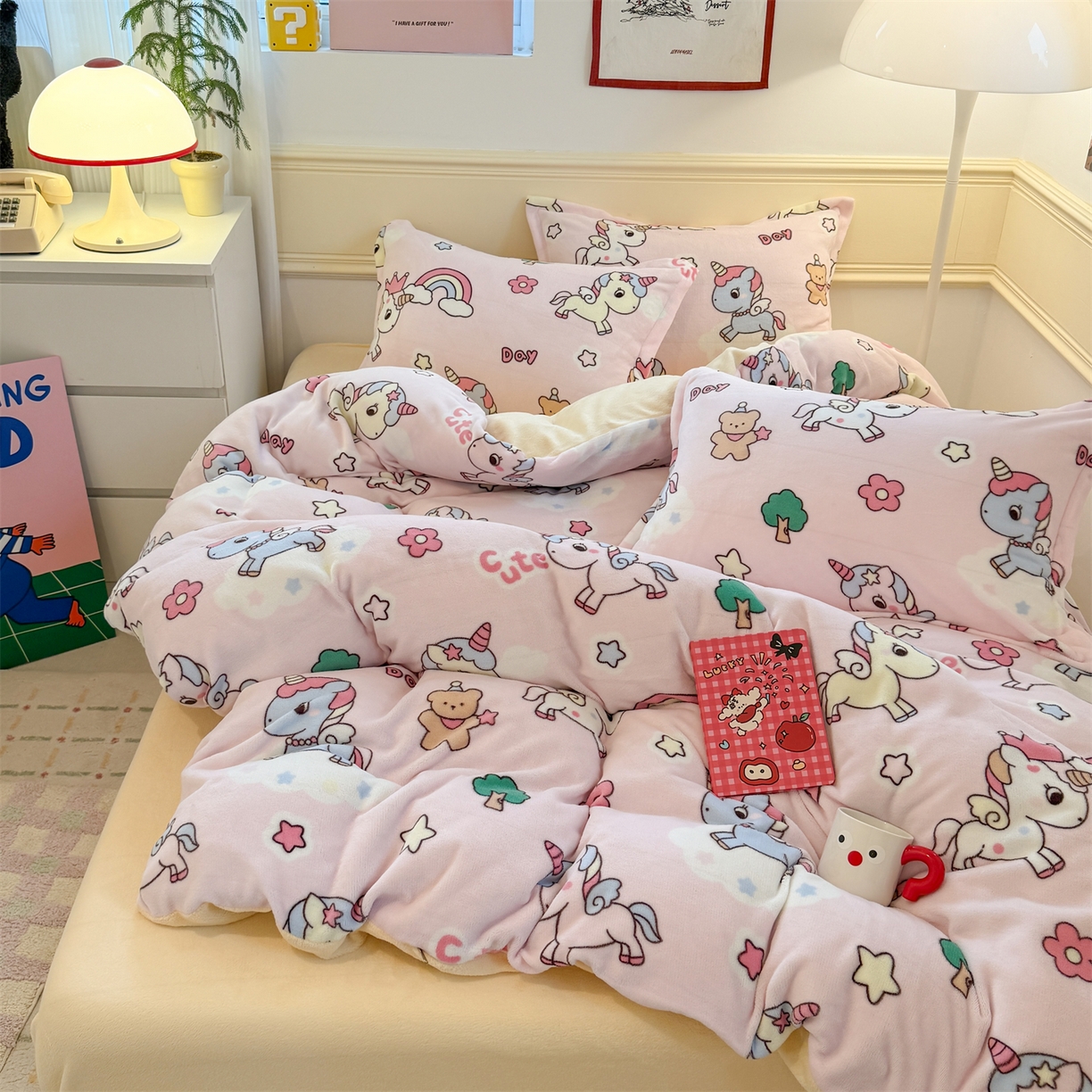 91家纺网 家纺一手货源 找家纺 艾特你 2025新款小清新高克重加厚牛奶绒印花四件套--风格二小窝图 彩虹宝丽