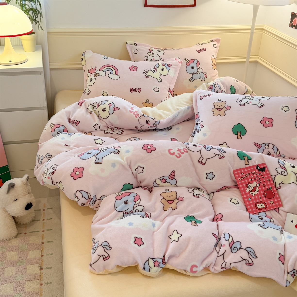 91家纺网 家纺一手货源 找家纺 艾特你 2025新款小清新高克重加厚牛奶绒印花四件套--风格二小窝图 彩虹宝丽