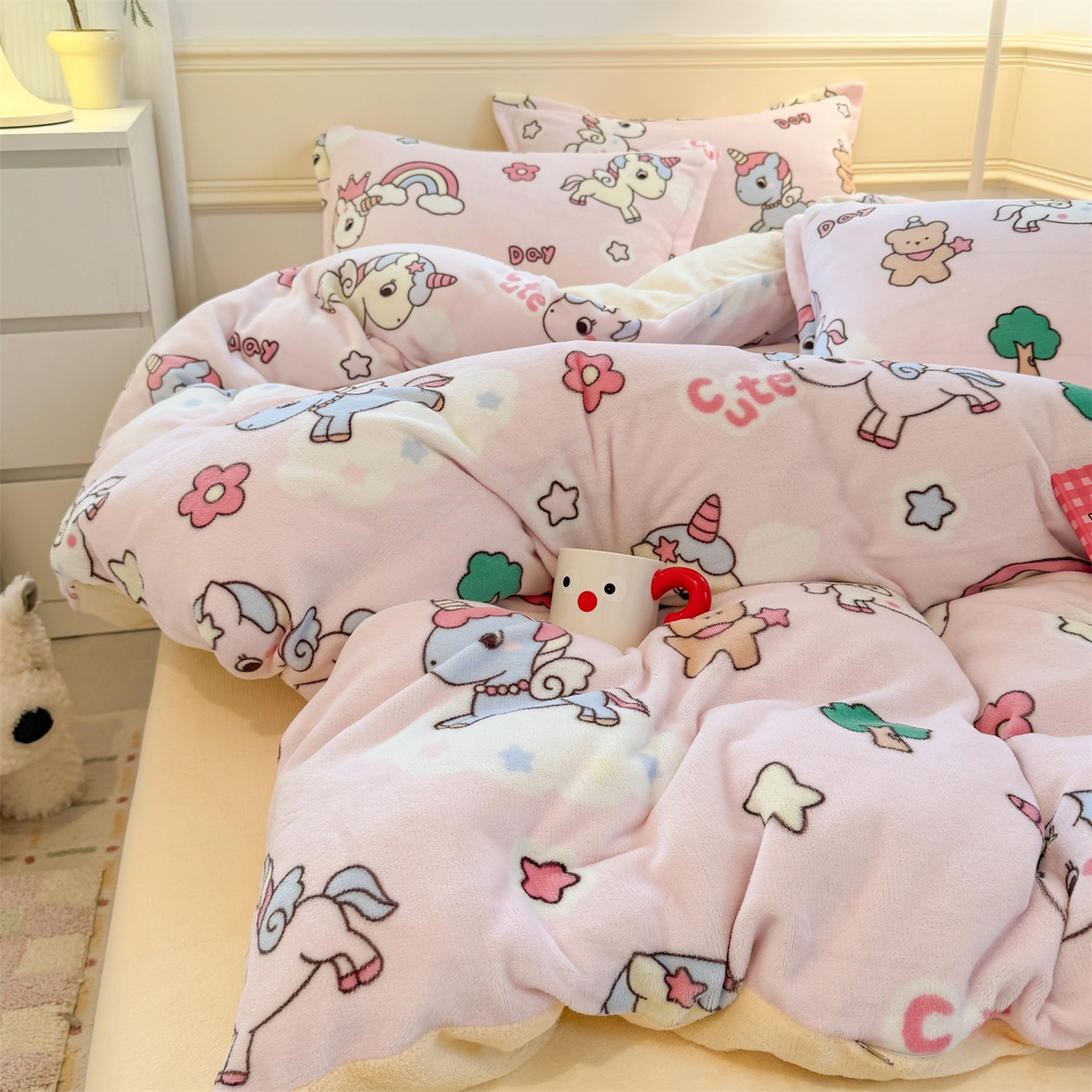 91家纺网 家纺一手货源 找家纺 艾特你 2025新款小清新高克重加厚牛奶绒印花四件套--风格二小窝图 彩虹宝丽