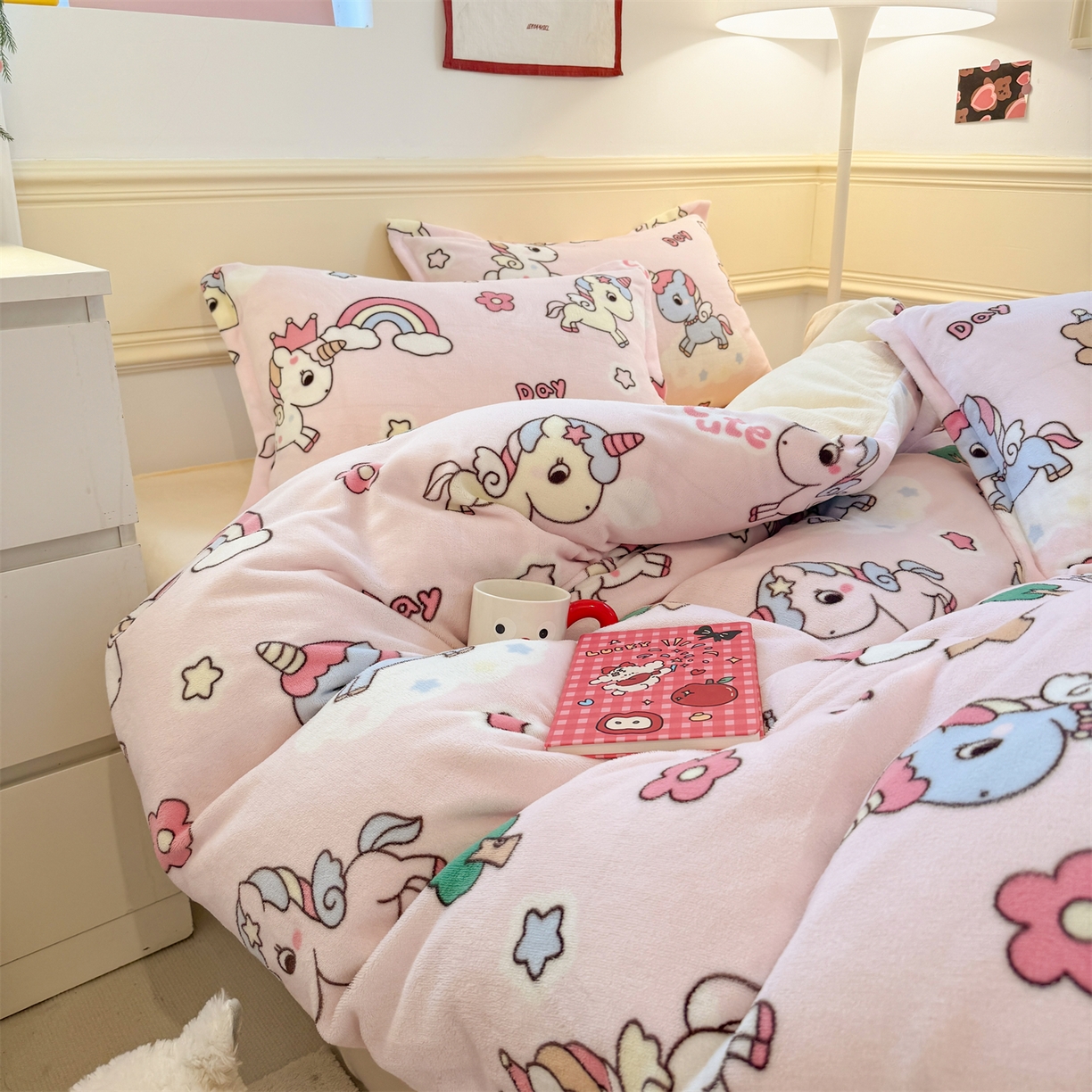 91家纺网 家纺一手货源 找家纺 艾特你 2025新款小清新高克重加厚牛奶绒印花四件套--风格二小窝图 彩虹宝丽