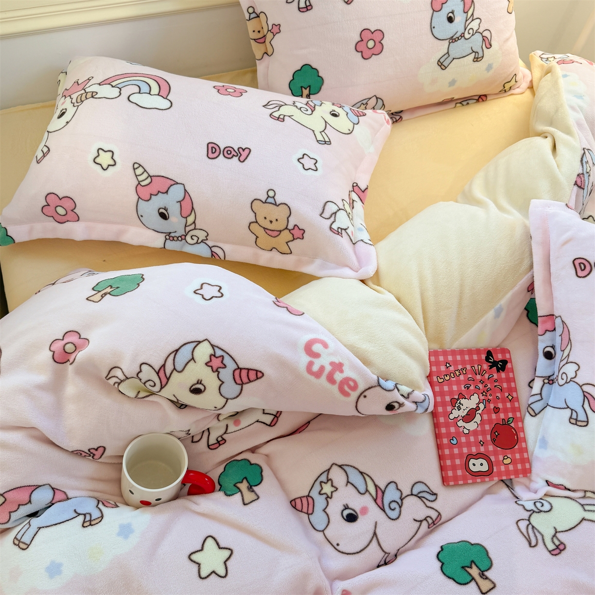 91家纺网 家纺一手货源 找家纺 艾特你 2025新款小清新高克重加厚牛奶绒印花四件套--风格二小窝图 彩虹宝丽