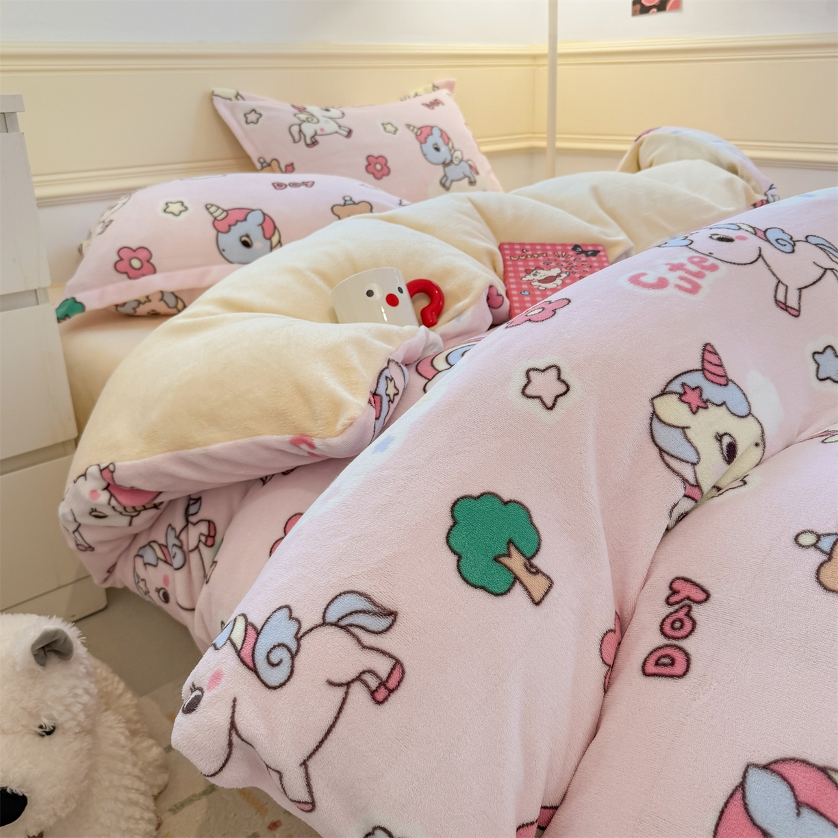 91家纺网 家纺一手货源 找家纺 艾特你 2025新款小清新高克重加厚牛奶绒印花四件套--风格二小窝图 彩虹宝丽