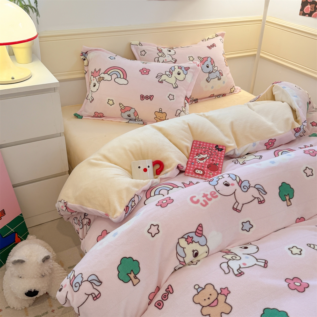 91家纺网 家纺一手货源 找家纺 艾特你 2025新款小清新高克重加厚牛奶绒印花四件套--风格二小窝图 彩虹宝丽