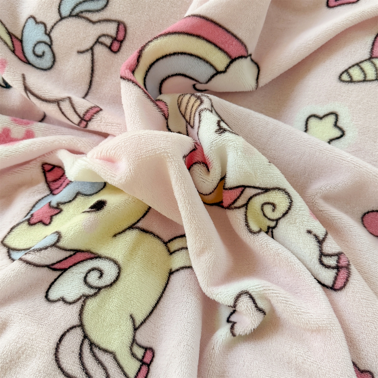 91家纺网 家纺一手货源 找家纺 艾特你 2025新款小清新高克重加厚牛奶绒印花四件套--风格二小窝图 彩虹宝丽