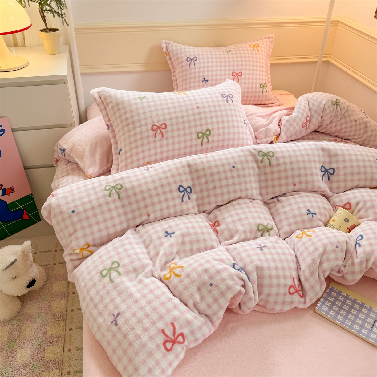 91家纺网 家纺一手货源 找家纺 艾特你 2025新款小清新高克重加厚牛奶绒印花四件套--风格二小窝图 彩色物语红