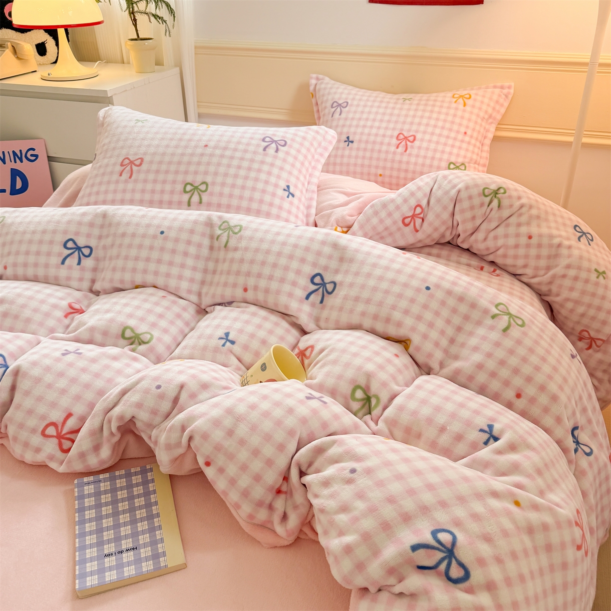 91家纺网 家纺一手货源 找家纺 艾特你 2025新款小清新高克重加厚牛奶绒印花四件套--风格二小窝图 彩色物语红