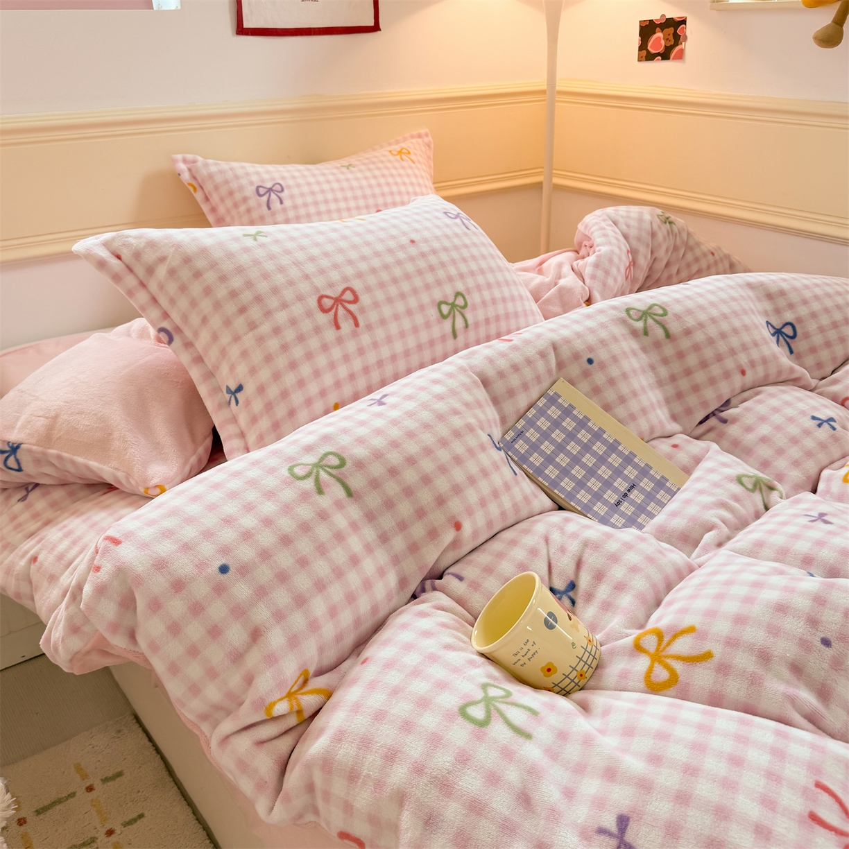 91家纺网 家纺一手货源 找家纺 艾特你 2025新款小清新高克重加厚牛奶绒印花四件套--风格二小窝图 彩色物语红