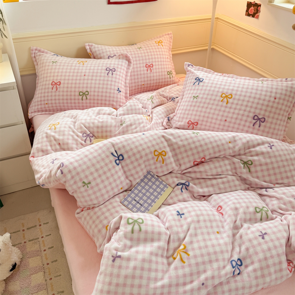 91家纺网 家纺一手货源 找家纺 艾特你 2025新款小清新高克重加厚牛奶绒印花四件套--风格二小窝图 彩色物语红