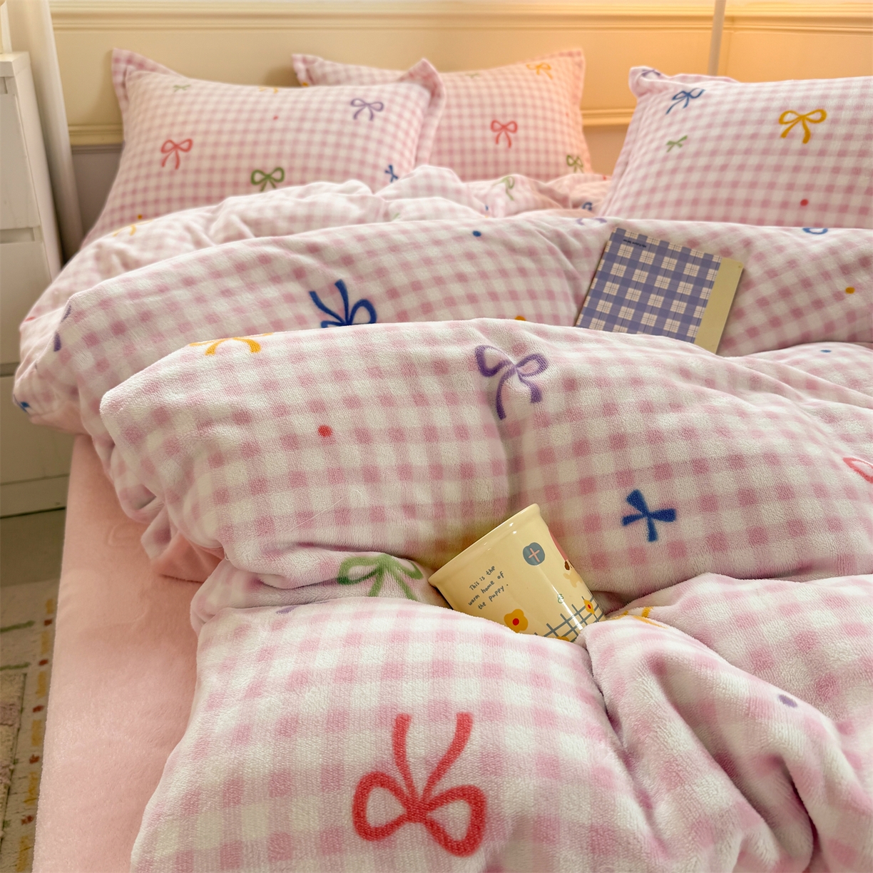 91家纺网 家纺一手货源 找家纺 艾特你 2025新款小清新高克重加厚牛奶绒印花四件套--风格二小窝图 彩色物语红