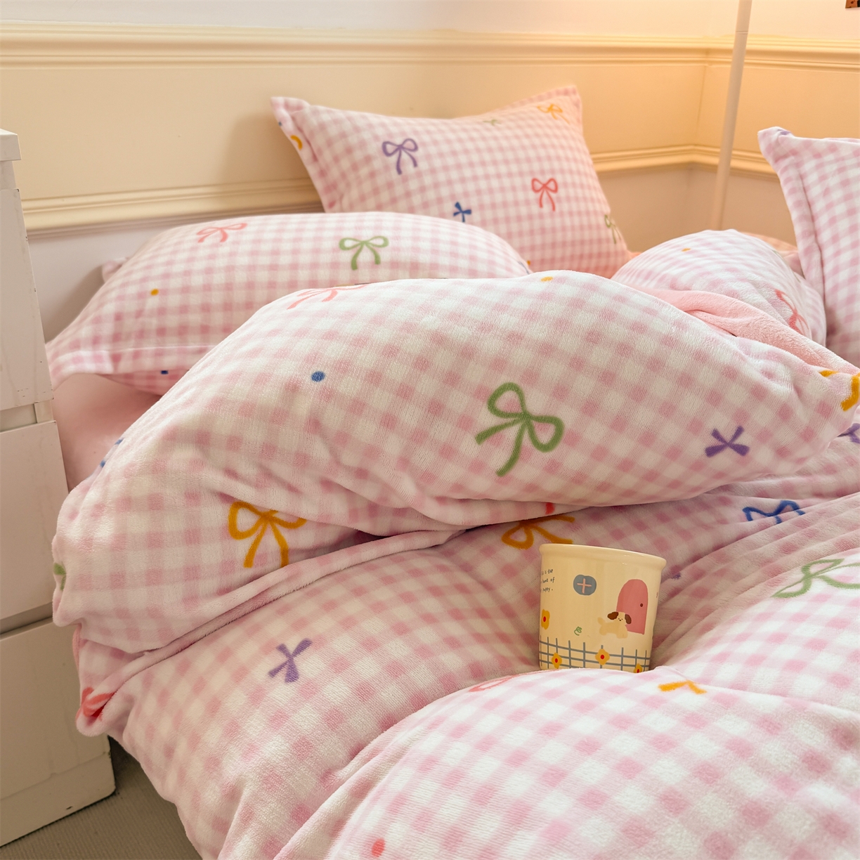 91家纺网 家纺一手货源 找家纺 艾特你 2025新款小清新高克重加厚牛奶绒印花四件套--风格二小窝图 彩色物语红