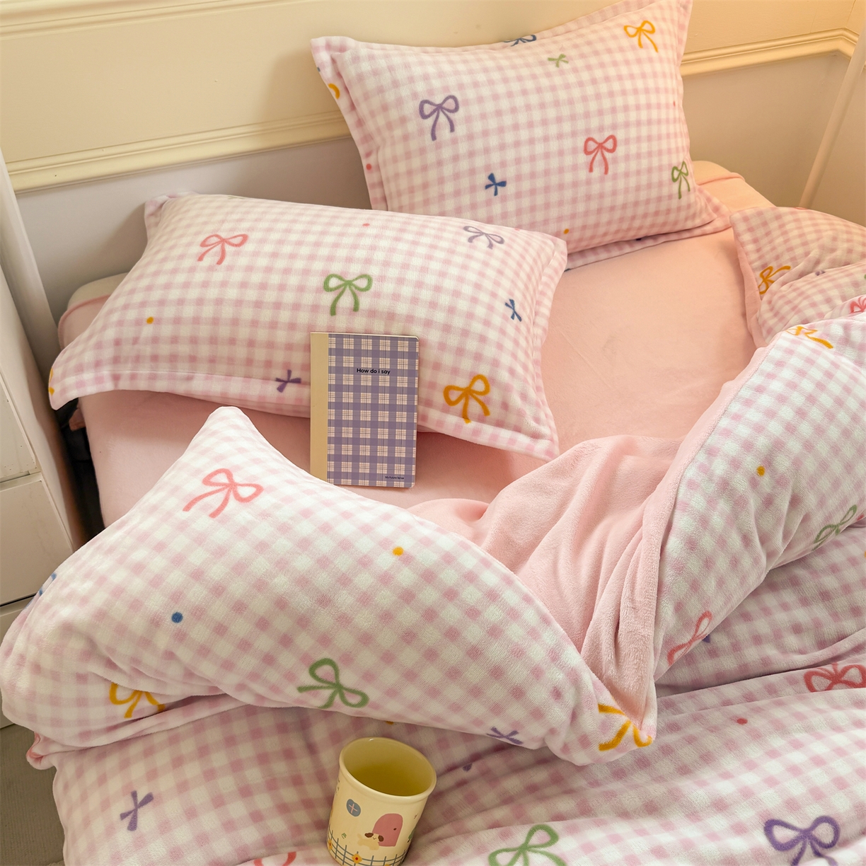 91家纺网 家纺一手货源 找家纺 艾特你 2025新款小清新高克重加厚牛奶绒印花四件套--风格二小窝图 彩色物语红