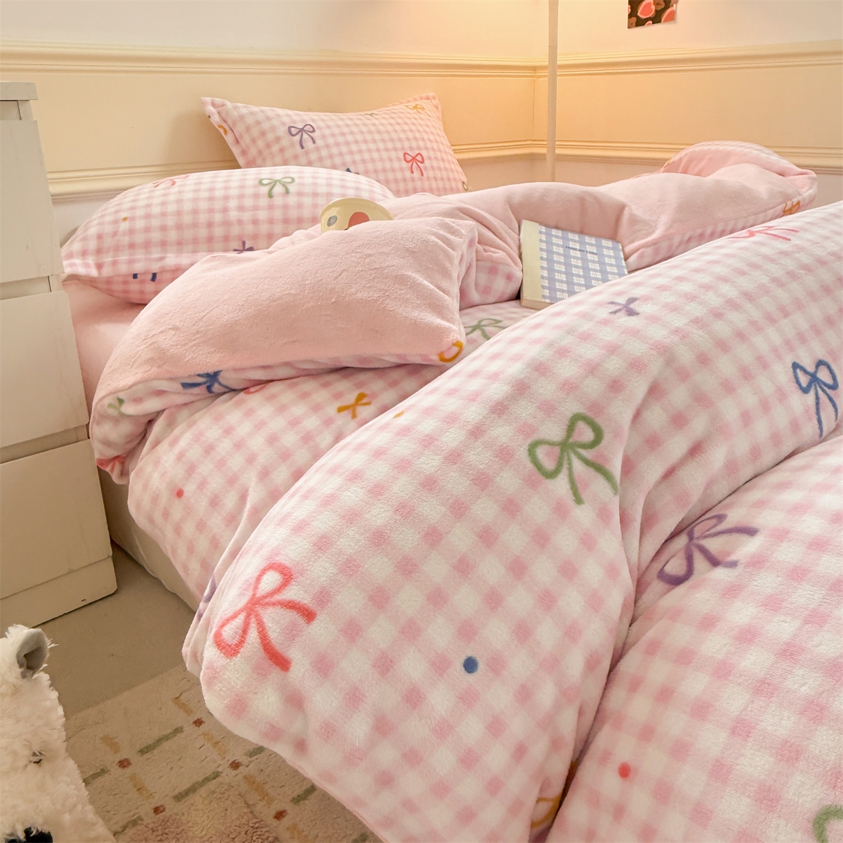 91家纺网 家纺一手货源 找家纺 艾特你 2025新款小清新高克重加厚牛奶绒印花四件套--风格二小窝图 彩色物语红