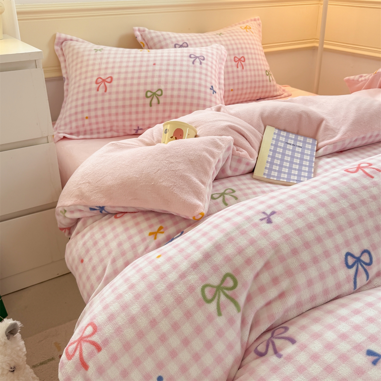 91家纺网 家纺一手货源 找家纺 艾特你 2025新款小清新高克重加厚牛奶绒印花四件套--风格二小窝图 彩色物语红