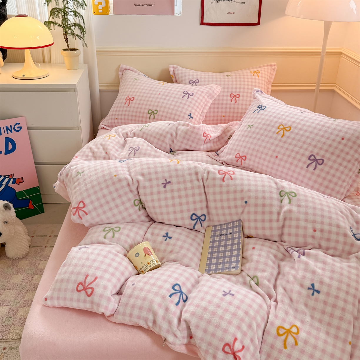 91家纺网 家纺一手货源 找家纺 艾特你 2025新款小清新高克重加厚牛奶绒印花四件套--风格二小窝图 彩色物语红