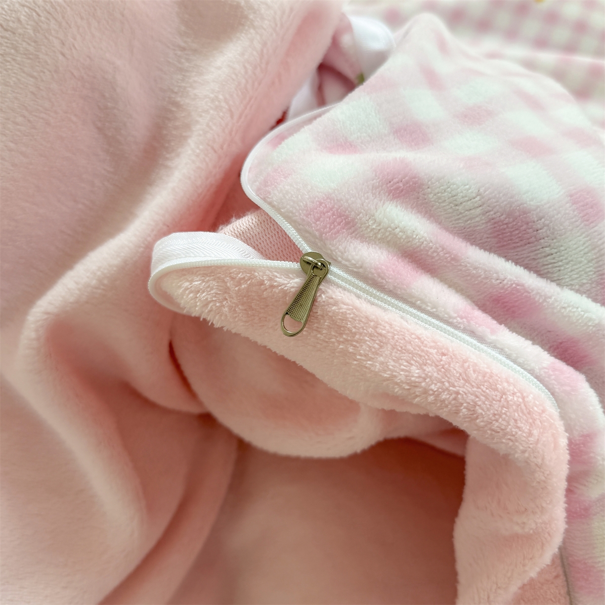 91家纺网 家纺一手货源 找家纺 艾特你 2025新款小清新高克重加厚牛奶绒印花四件套--风格二小窝图 彩色物语红