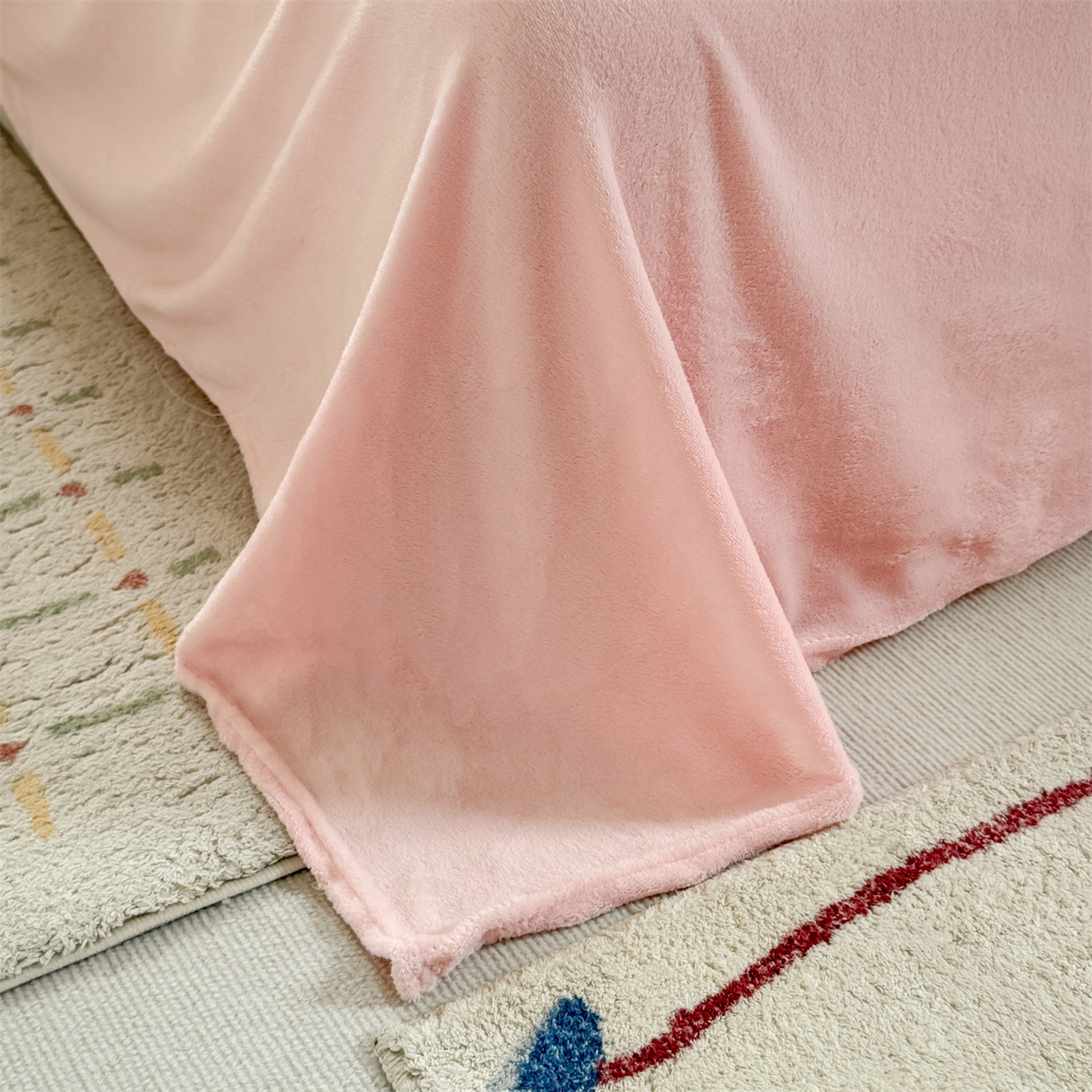 91家纺网 家纺一手货源 找家纺 艾特你 2025新款小清新高克重加厚牛奶绒印花四件套--风格二小窝图 彩色物语红