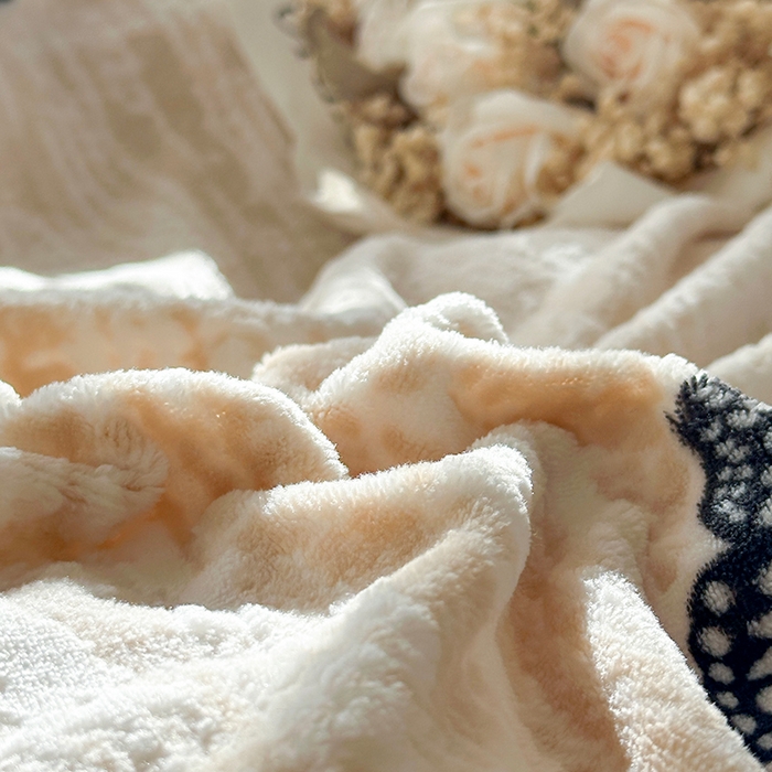 91家纺网 家纺一手货源 找家纺 （总）芷卧 2025新款高克重雕花牛奶绒夹棉床盖款四件套