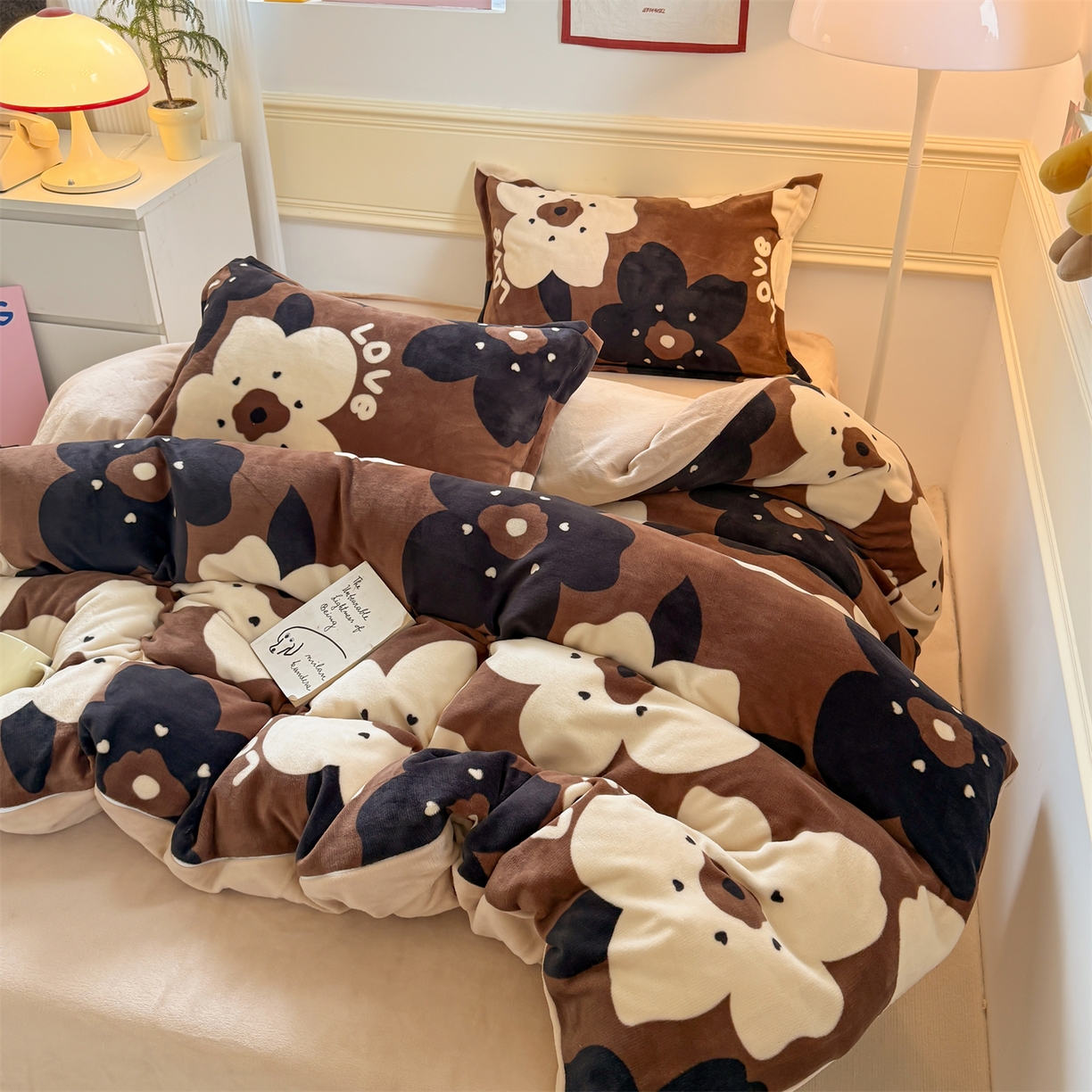 91家纺网 家纺一手货源 找家纺 艾特你 2025新款小清新高克重加厚牛奶绒印花四件套--风格二小窝图 繁花物语