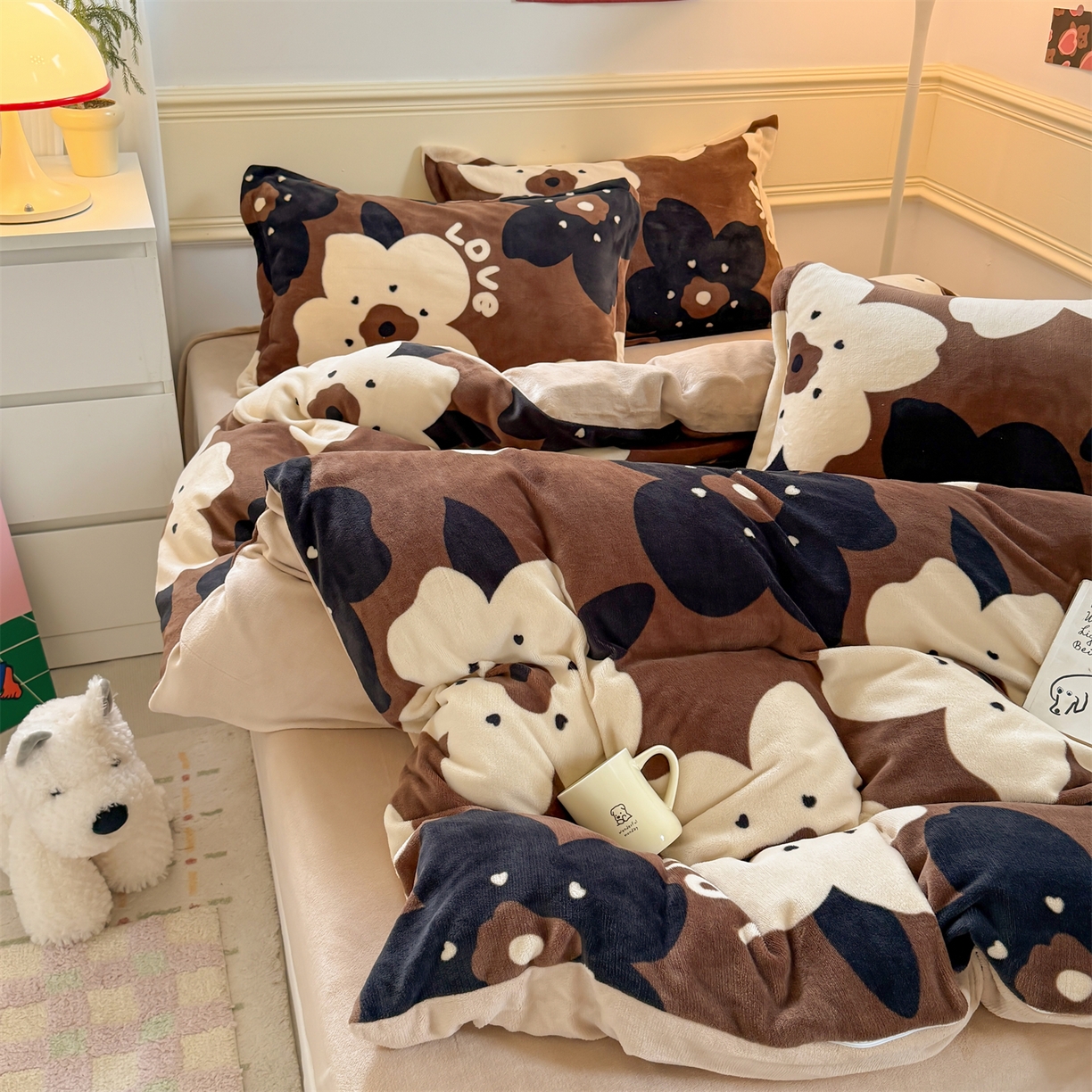 91家纺网 家纺一手货源 找家纺 艾特你 2025新款小清新高克重加厚牛奶绒印花四件套--风格二小窝图 繁花物语