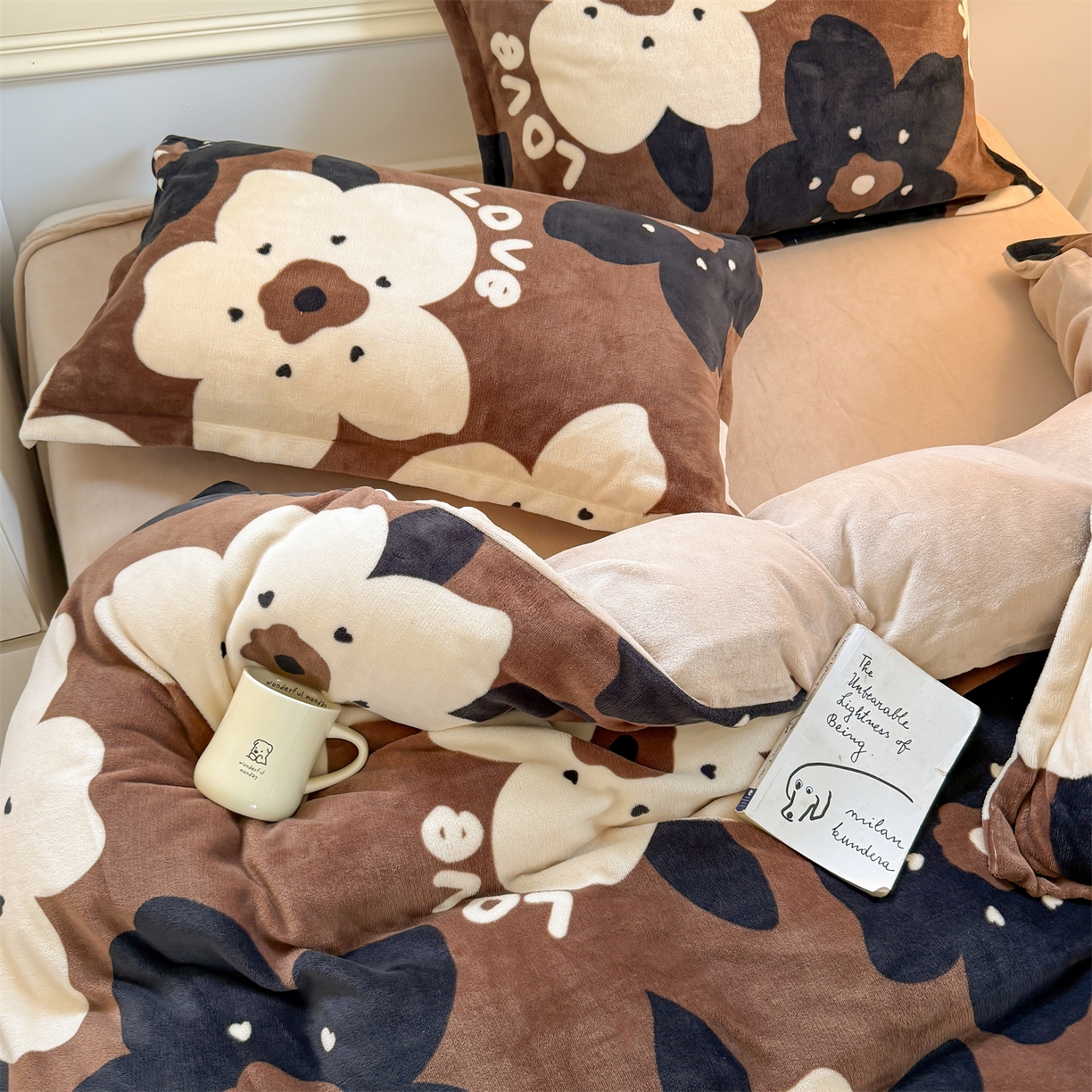 91家纺网 家纺一手货源 找家纺 艾特你 2025新款小清新高克重加厚牛奶绒印花四件套--风格二小窝图 繁花物语