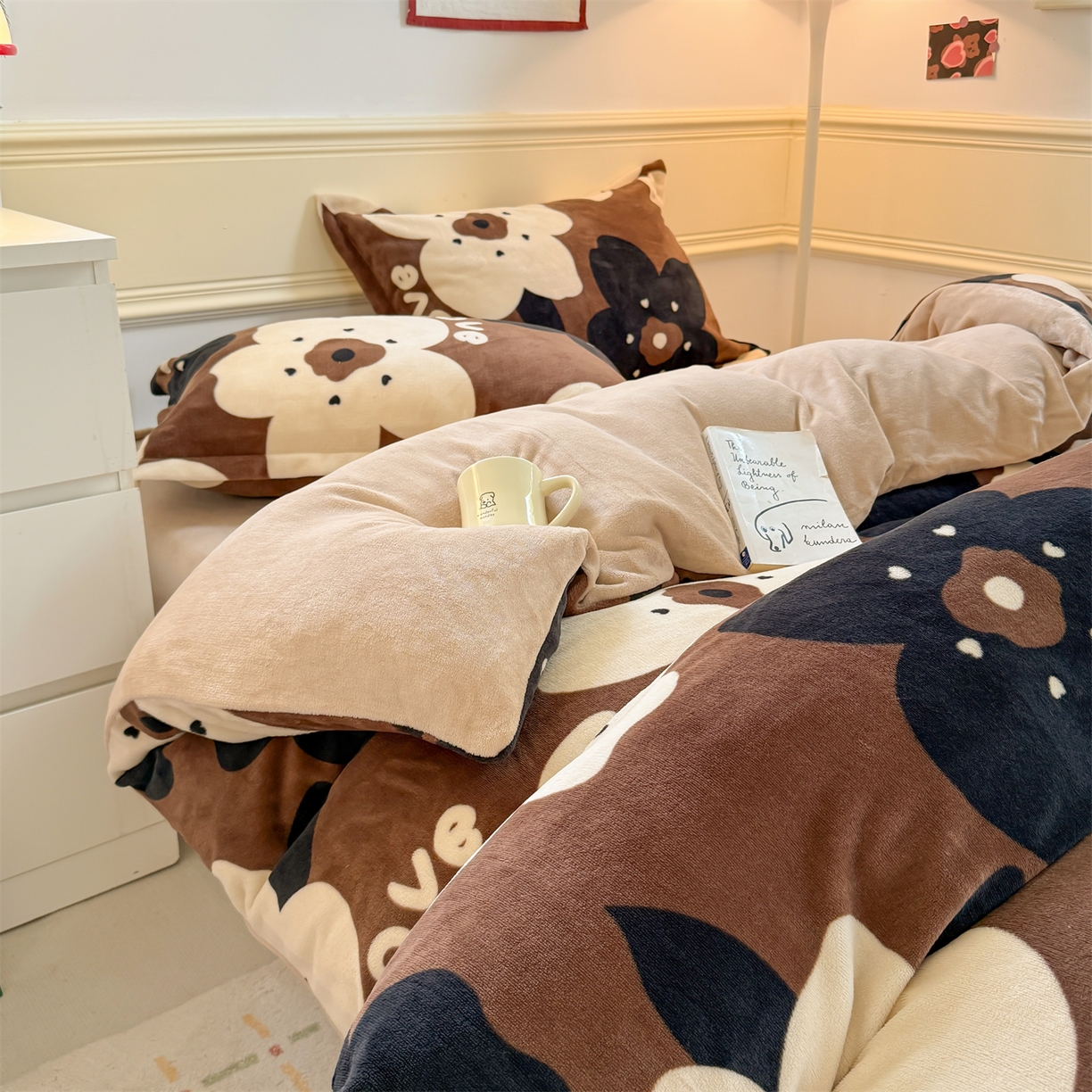 91家纺网 家纺一手货源 找家纺 艾特你 2025新款小清新高克重加厚牛奶绒印花四件套--风格二小窝图 繁花物语