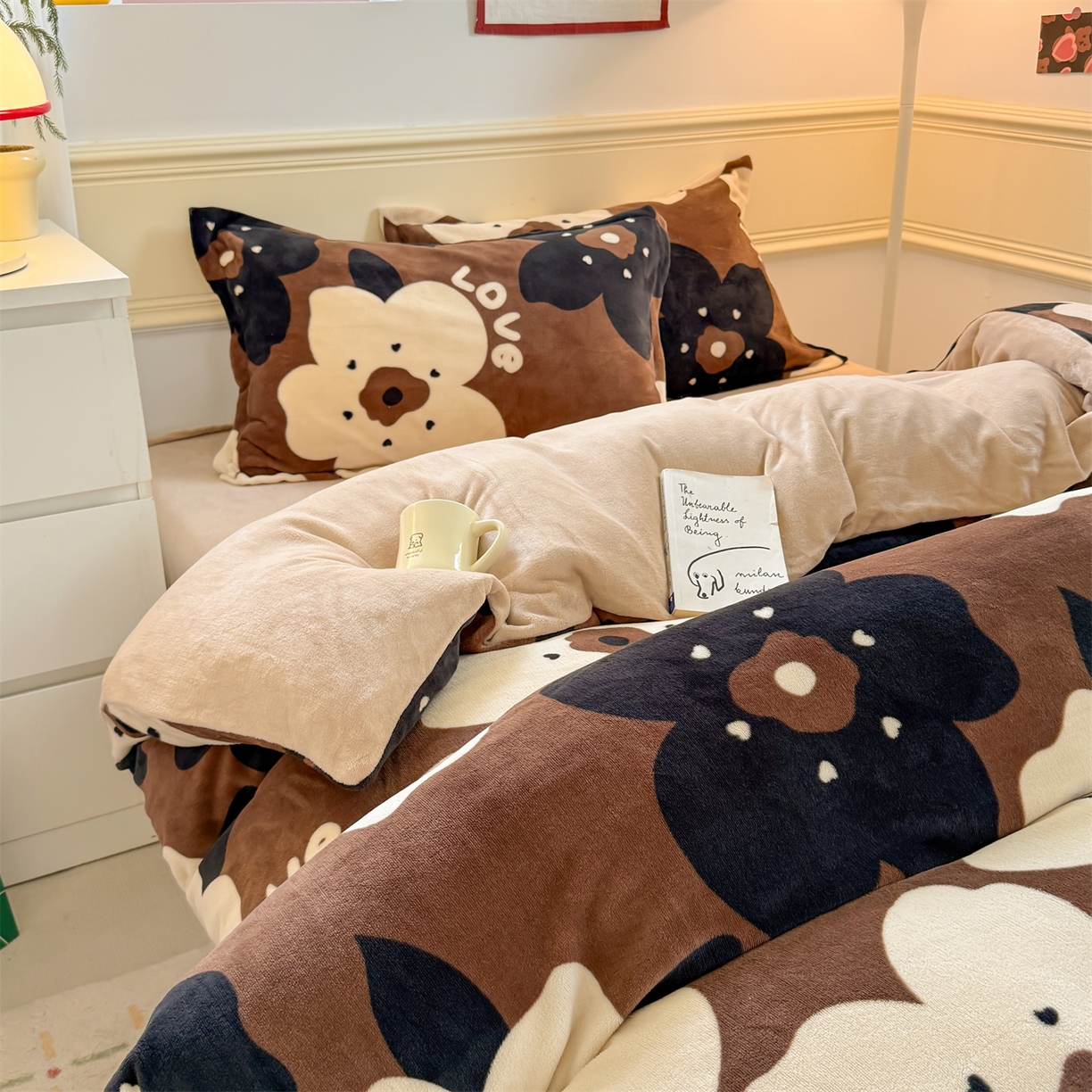 91家纺网 家纺一手货源 找家纺 艾特你 2025新款小清新高克重加厚牛奶绒印花四件套--风格二小窝图 繁花物语