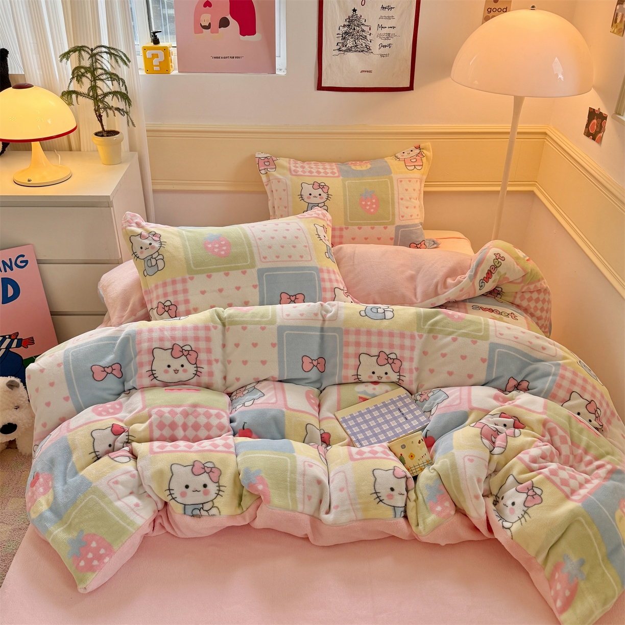 91家纺网 家纺一手货源 找家纺 艾特你 2025新款小清新高克重加厚牛奶绒印花四件套--风格二小窝图 格子猫咪