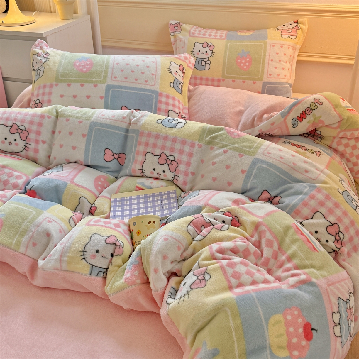 91家纺网 家纺一手货源 找家纺 艾特你 2025新款小清新高克重加厚牛奶绒印花四件套--风格二小窝图 格子猫咪