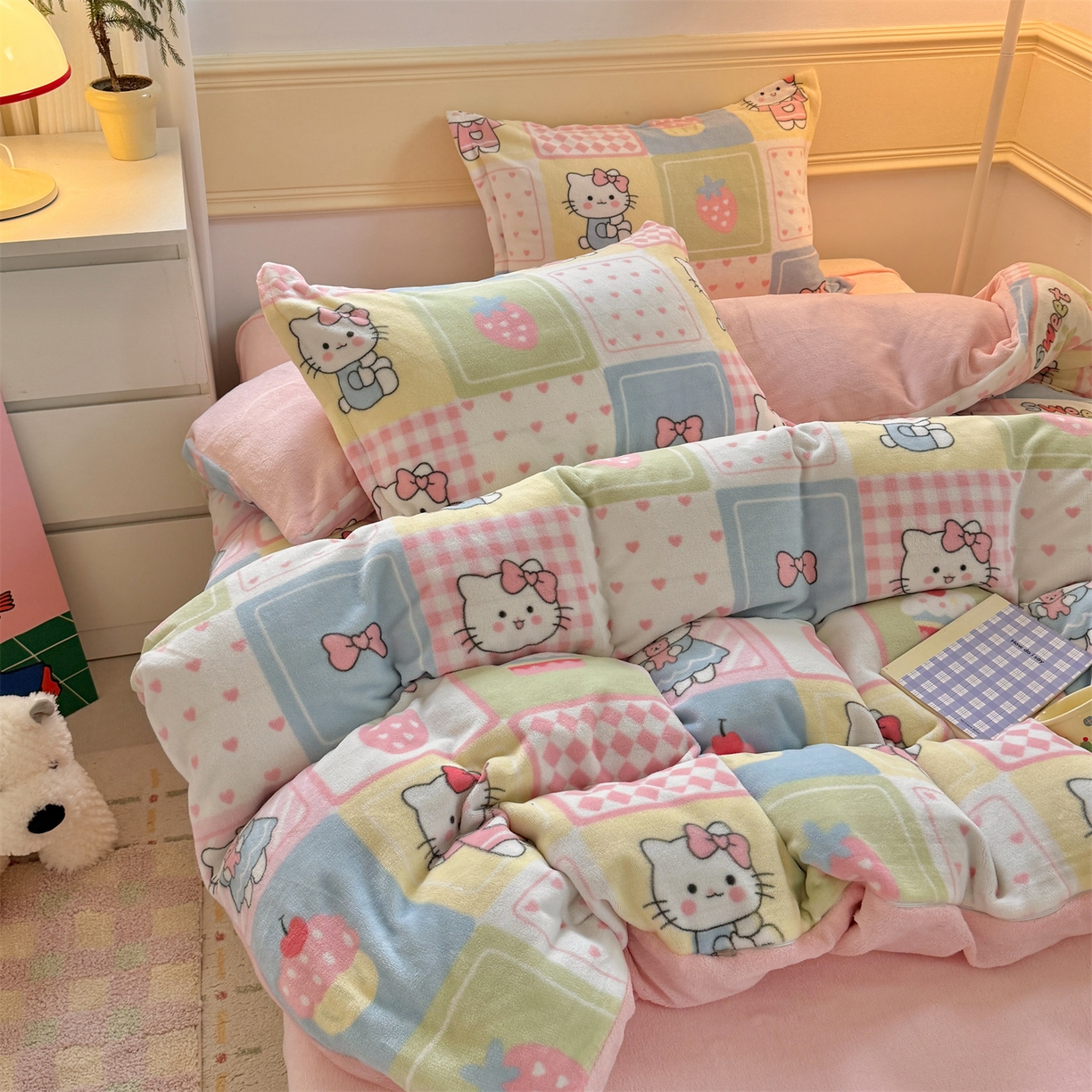 91家纺网 家纺一手货源 找家纺 艾特你 2025新款小清新高克重加厚牛奶绒印花四件套--风格二小窝图 格子猫咪