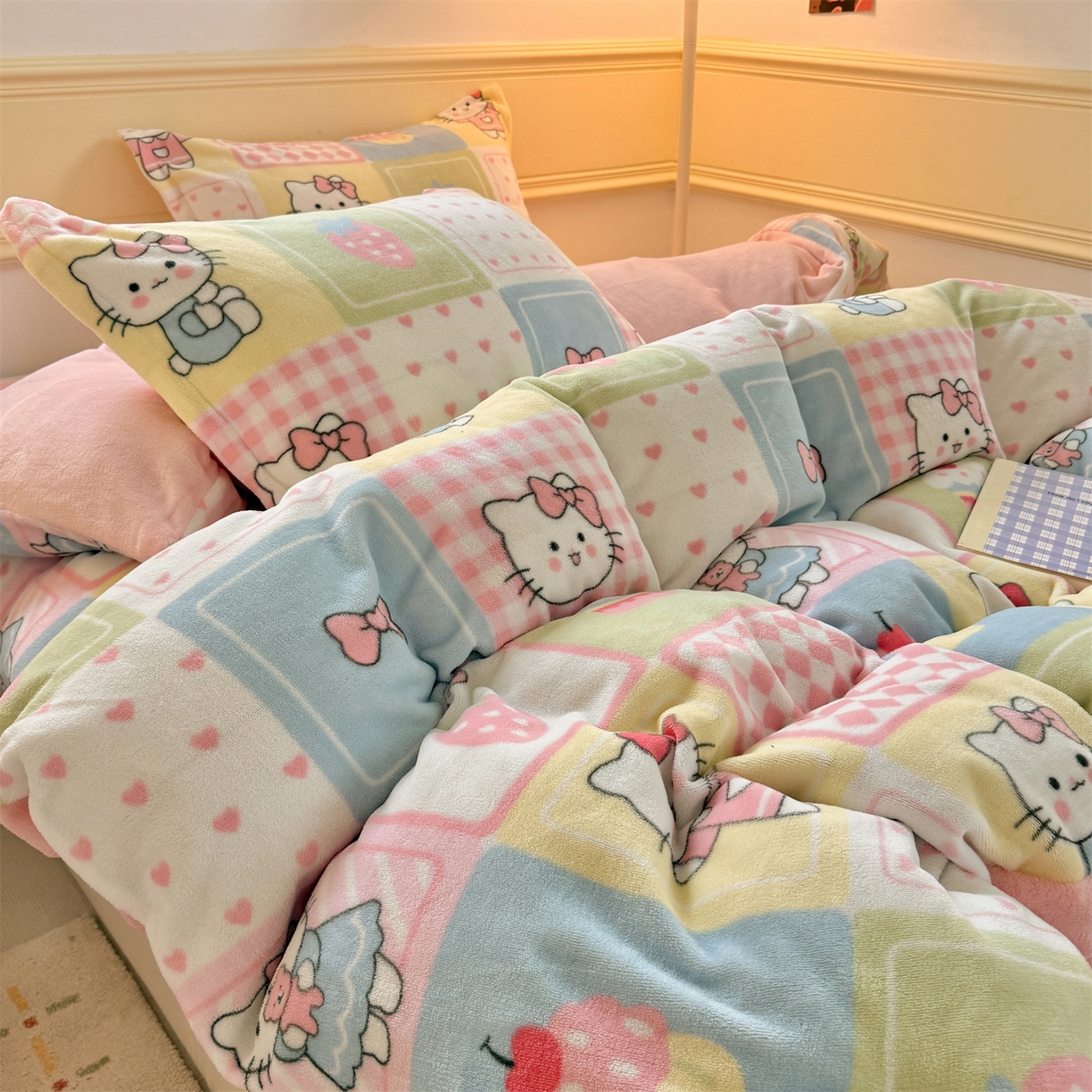 91家纺网 家纺一手货源 找家纺 艾特你 2025新款小清新高克重加厚牛奶绒印花四件套--风格二小窝图 格子猫咪