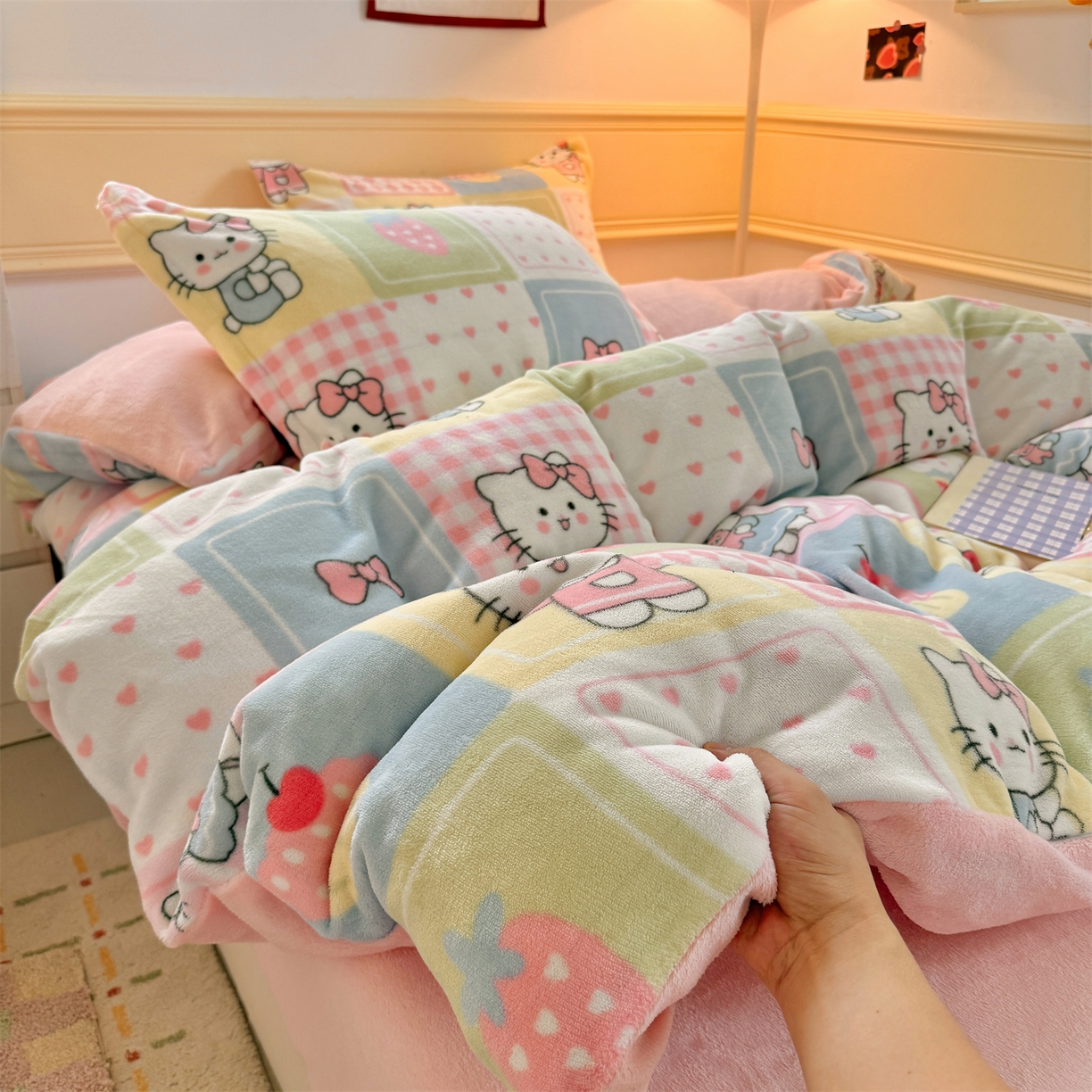 91家纺网 家纺一手货源 找家纺 艾特你 2025新款小清新高克重加厚牛奶绒印花四件套--风格二小窝图 格子猫咪