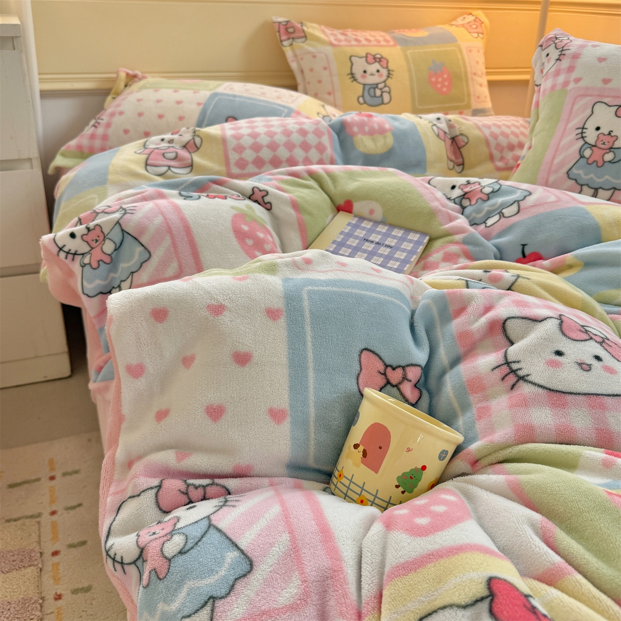 91家纺网 家纺一手货源 找家纺 艾特你 2025新款小清新高克重加厚牛奶绒印花四件套--风格二小窝图 格子猫咪