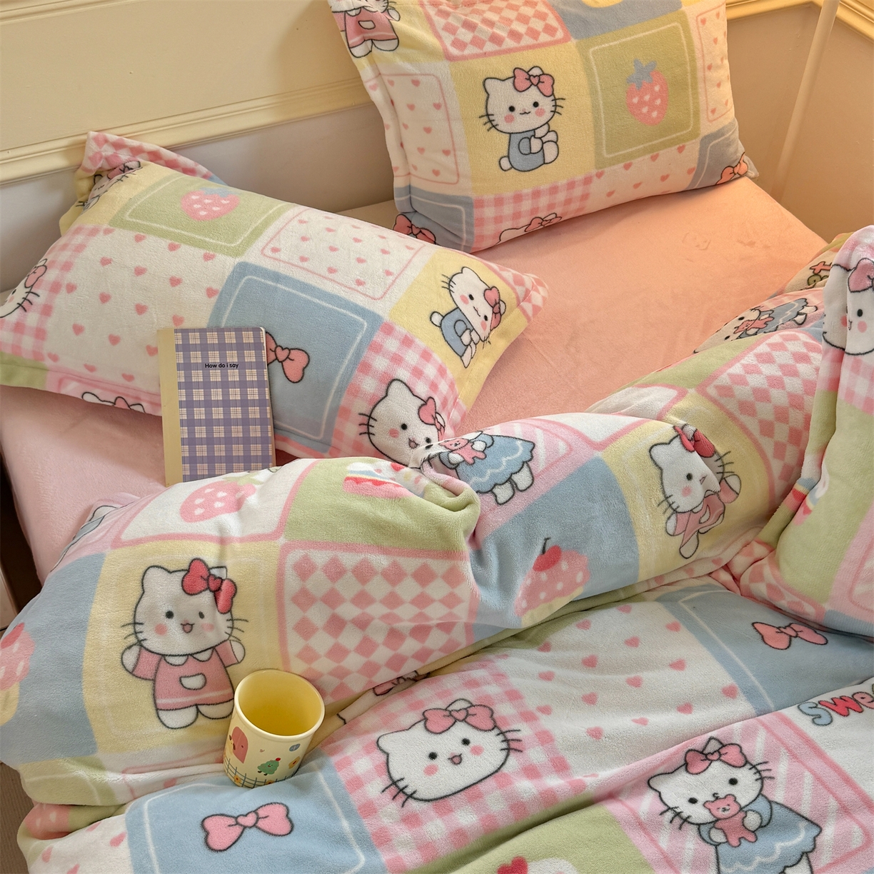 91家纺网 家纺一手货源 找家纺 艾特你 2025新款小清新高克重加厚牛奶绒印花四件套--风格二小窝图 格子猫咪